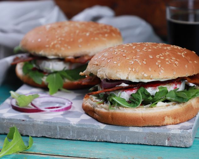 Burger s grilovaným camembertom recept Gastro tipy SK