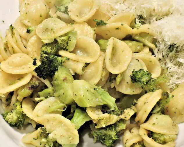 Cestoviny orecchiette s brokolicou a syrom