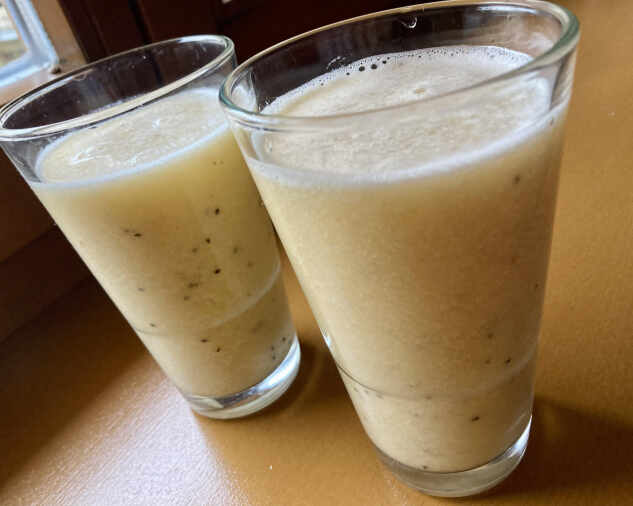 Hotové mangovo ananásové smoothie z kokosového mlieka naliate v pohároch