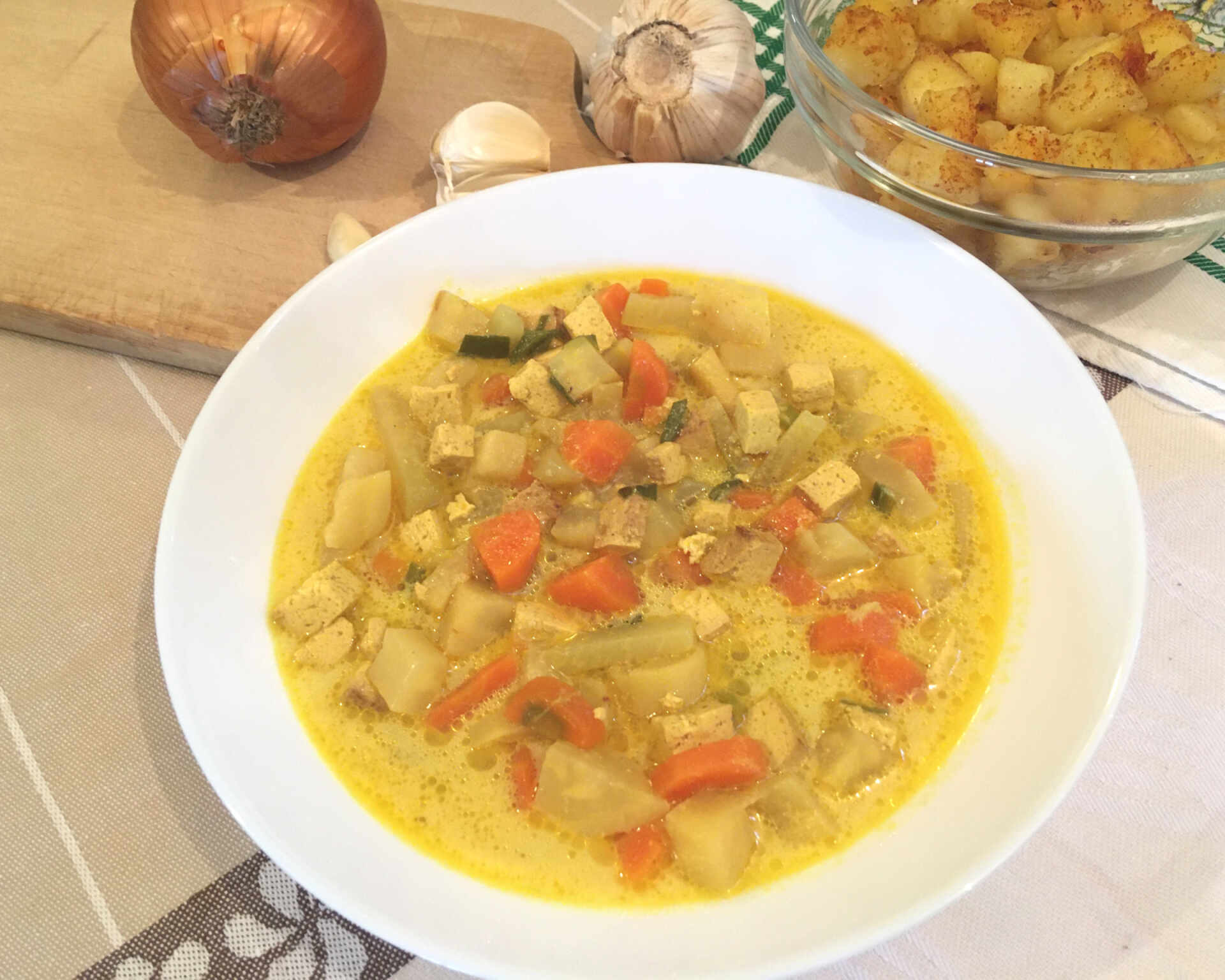 Kari omáčka pre vegetariánov z tofu a koreňovej zeleniny