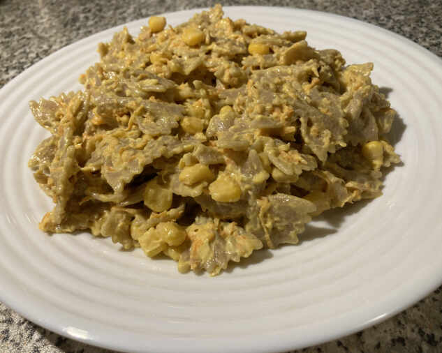 Hotový cestovinový šalát s tuniakom, mrkvou, kukuricou, cibuľou a majonézou