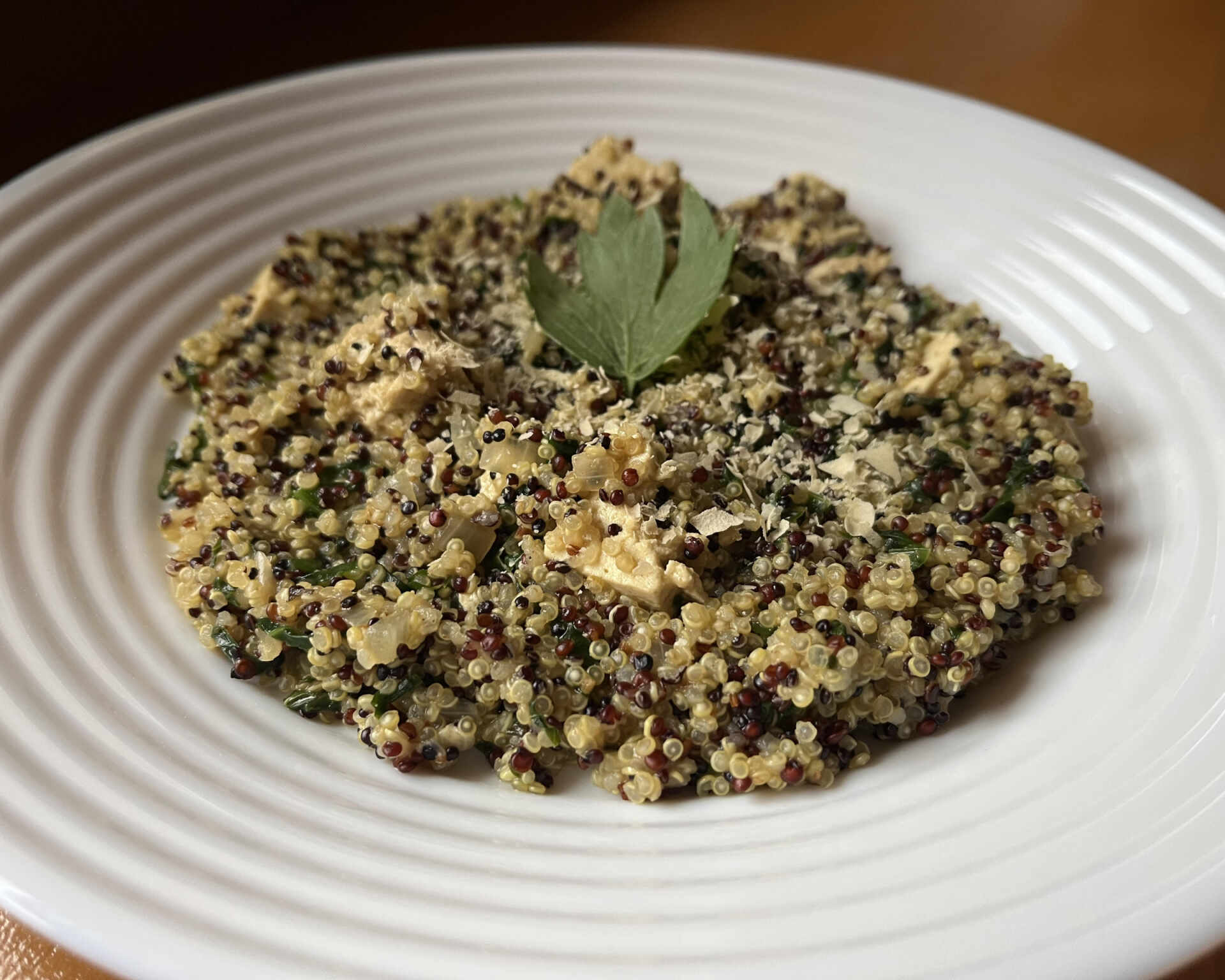 Hotové quinoa rizoto s pažítkou a tofu