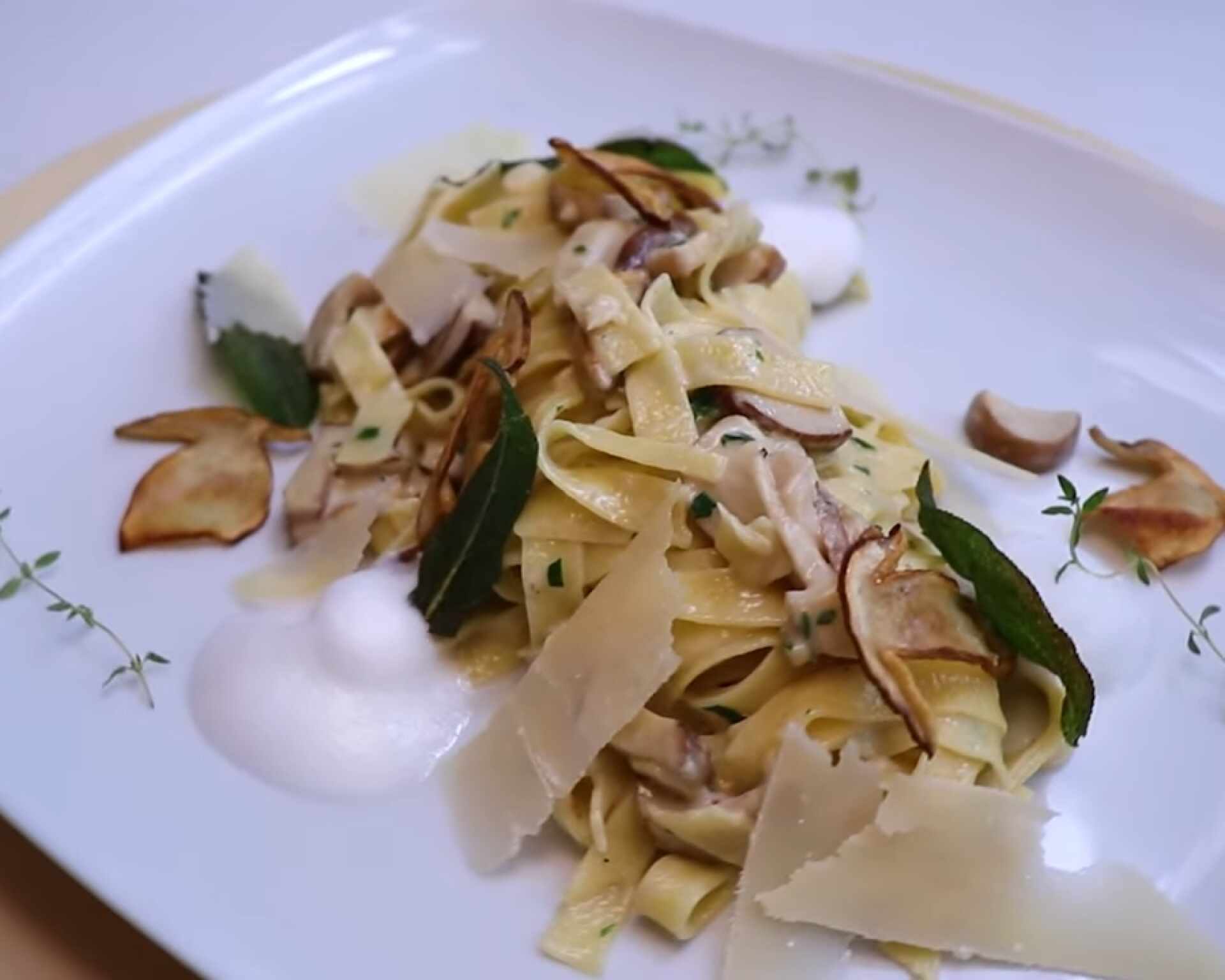 Fettucini s dubákmi, cesnakom, Parmezánom a petržlenovou vňaťou